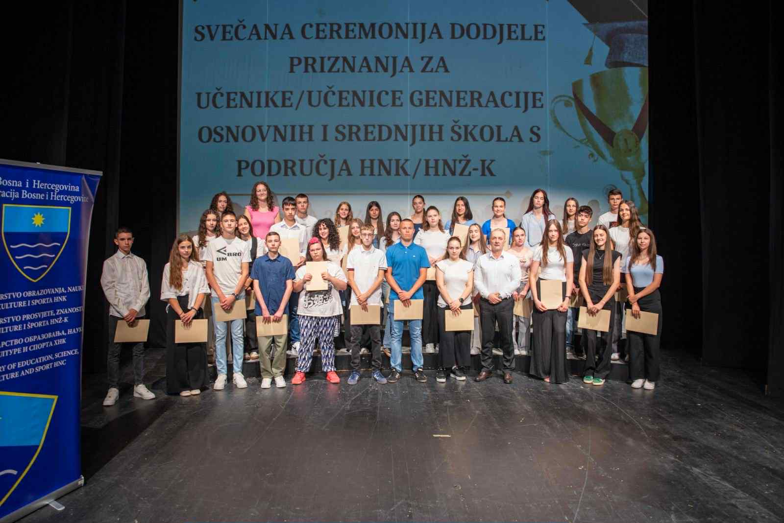 MINISTAR VELAGIĆ UČENICIMA GENERACIJE OSNOVNIH I SREDNJIH ŠKOLA HNK URUČIO PRIZNANJA ZA USPJEH